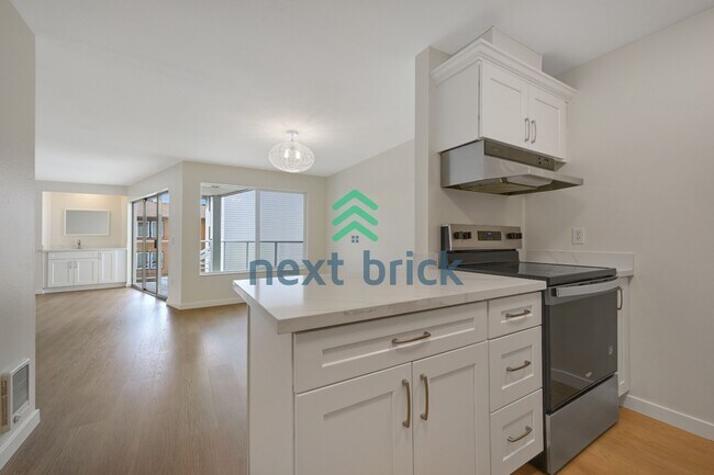 Building Photo - 2 Bed and 2 Bath Exceptional Condo with Water View is Available for Rent!