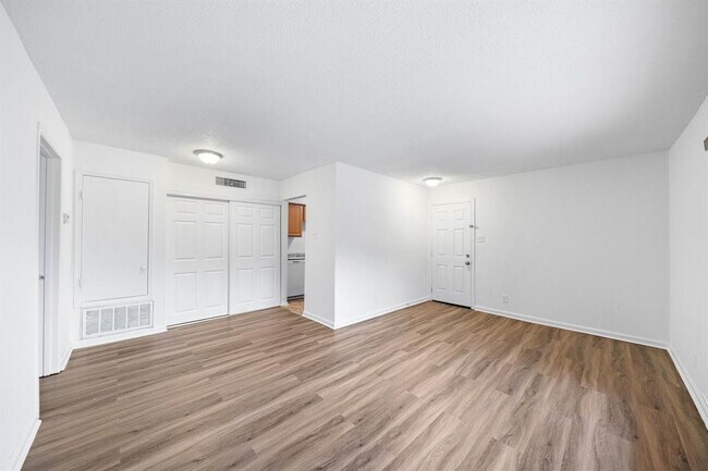 Building Photo - 8100 Seawall Blvd