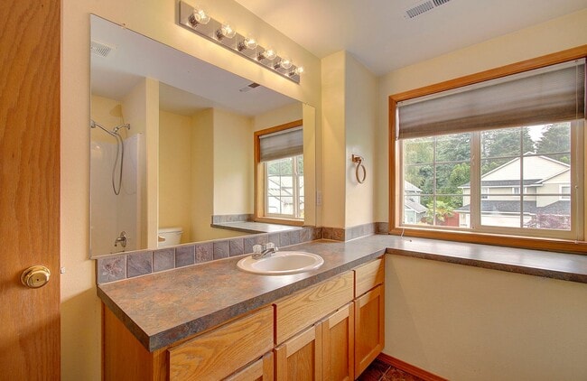 Building Photo - Salmon Creek 3 Bedroom with Yard!