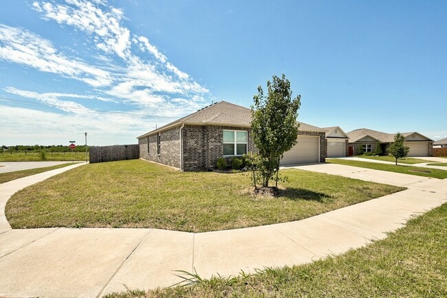 Building Photo - Beautiful 4BD/2BTH with a 2 car garage in ...