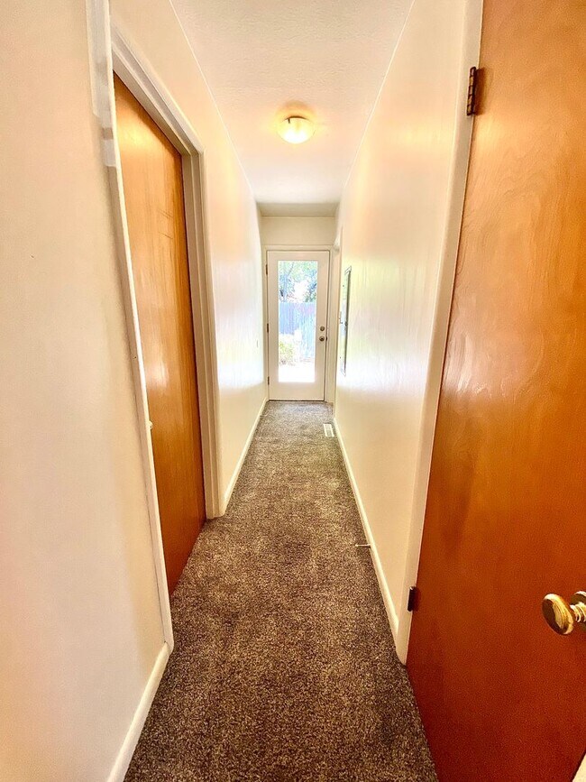 Building Photo - 4 Bedroom 2.5 bath on Central Rim minutes from downtown