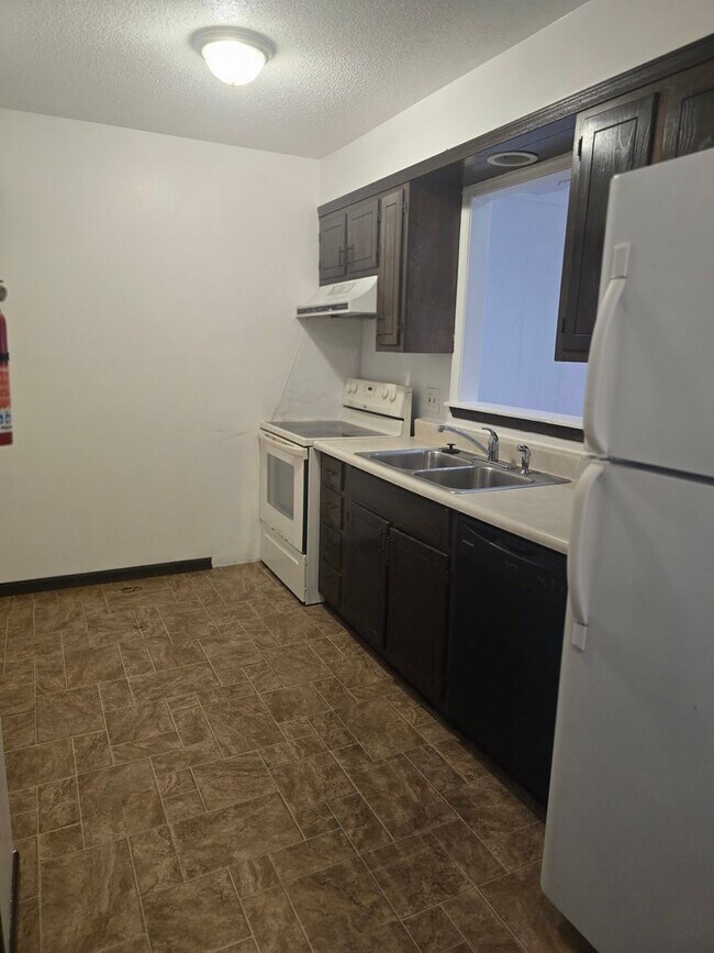 Building Photo - 2305 Southridge Dr