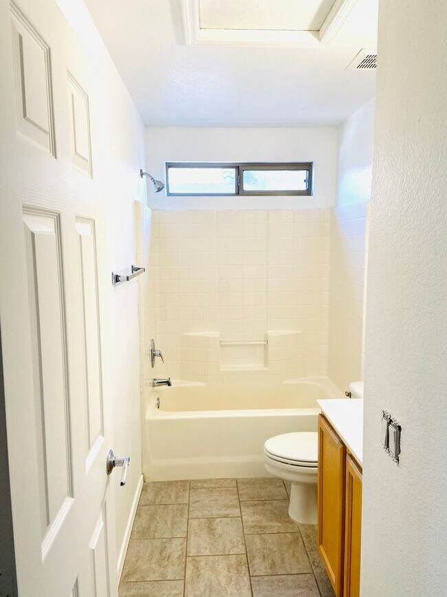 Building Photo - 3-bedroom, 2.5 bath in northeast Mesa