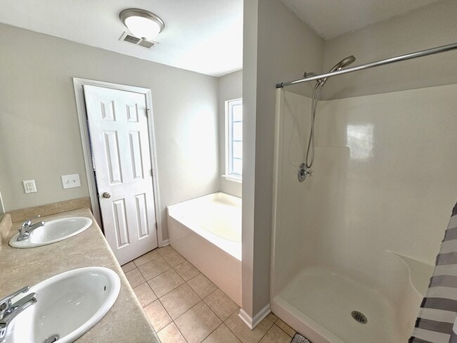 Building Photo - Furnished rental