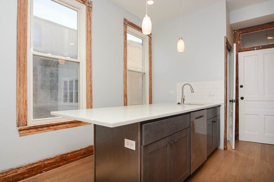 Building Photo - 921 N Winchester Ave