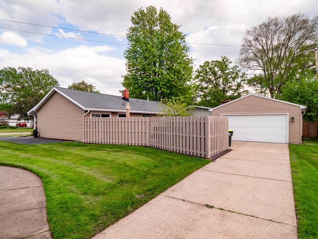 Building Photo - 126 Beachwood Ave