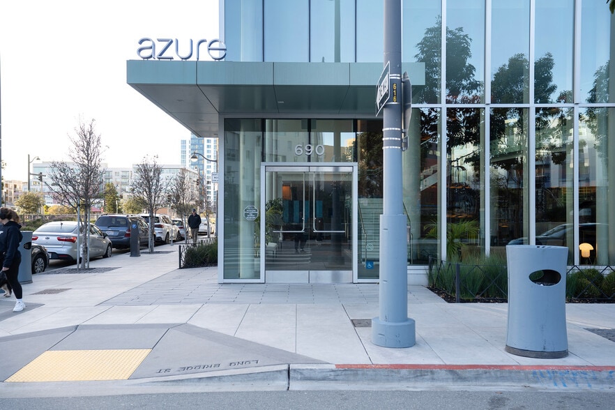 Building Photo - 690 Long Bridge St