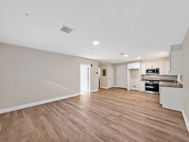 Building Photo - 10 Franklin Ave