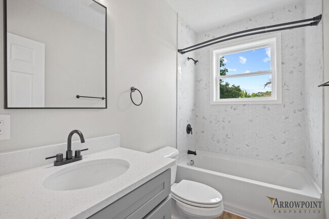 Building Photo - 4 Manor Dr