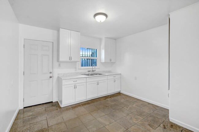 Building Photo - 754 W 11th St