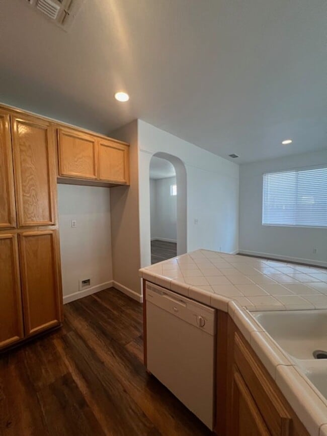 Building Photo - Single Story 3 Bedroom Home in Lincoln Acr...
