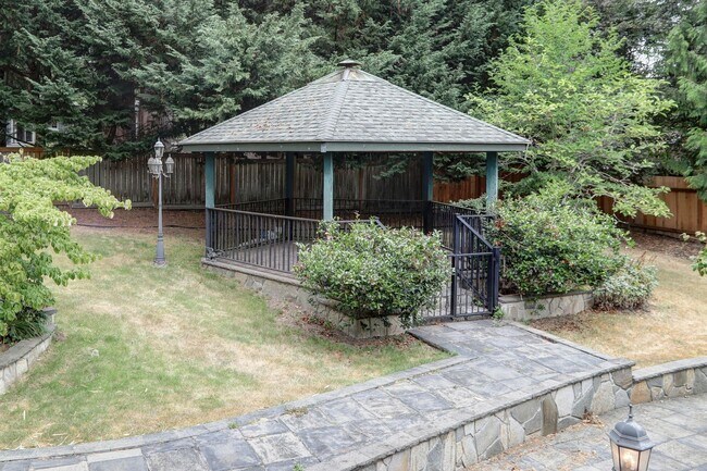 Building Photo - Stunning 3BR 1.75 BA Sammamish Home.  Rece...