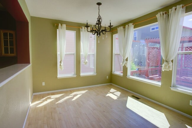 Building Photo - Spacious 4-Bedroom Home in Prime Littleton...