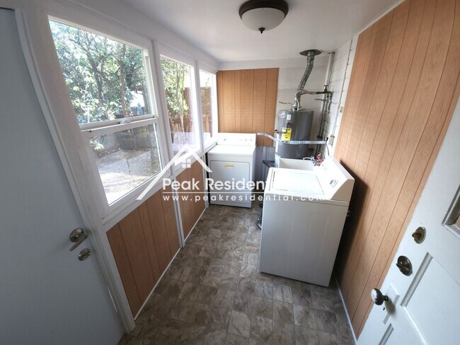 Building Photo - Cute 2 bd/1 ba Roseville House