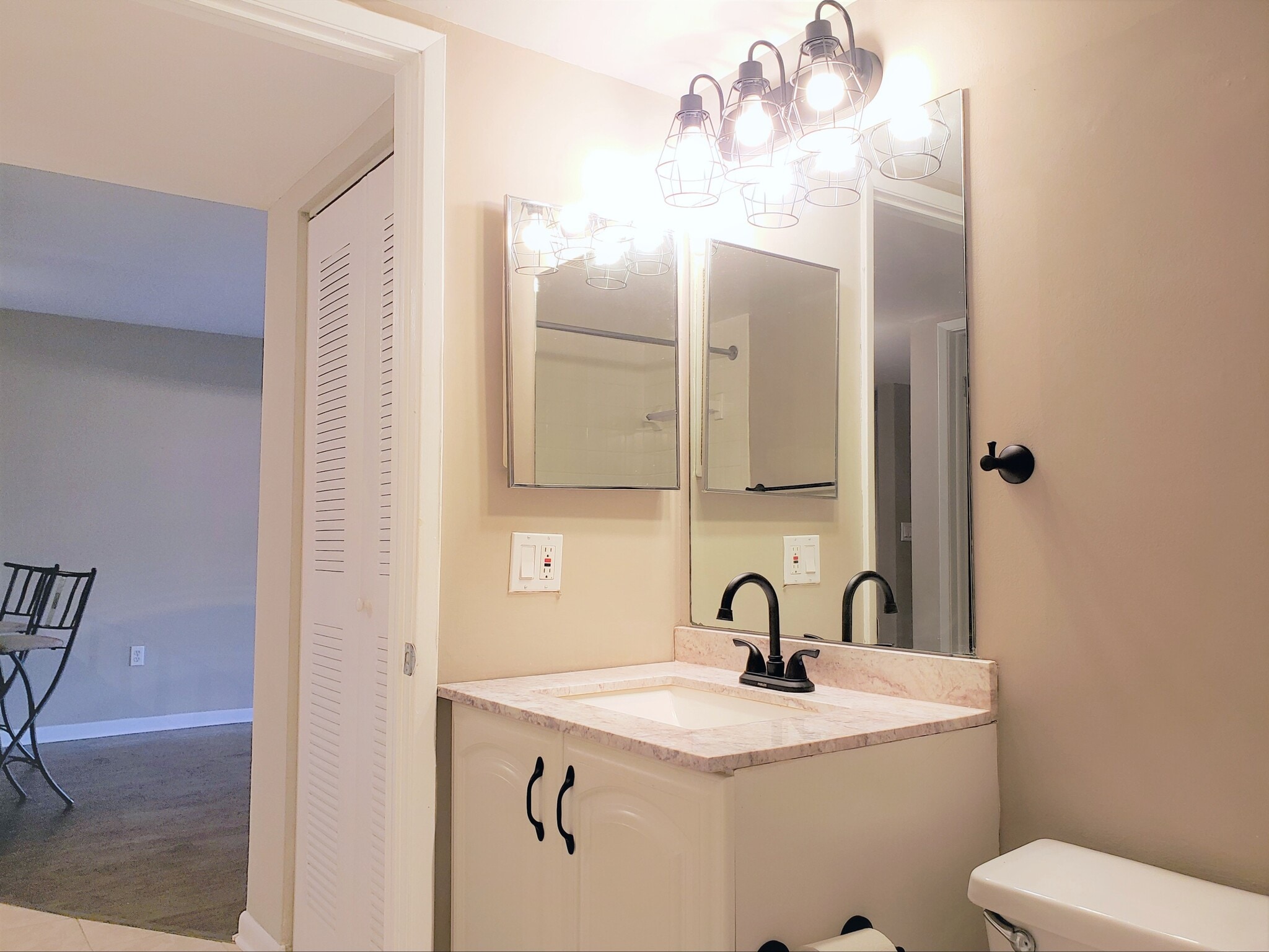 Guest Bathroom - 9959 Nob Hill Ct