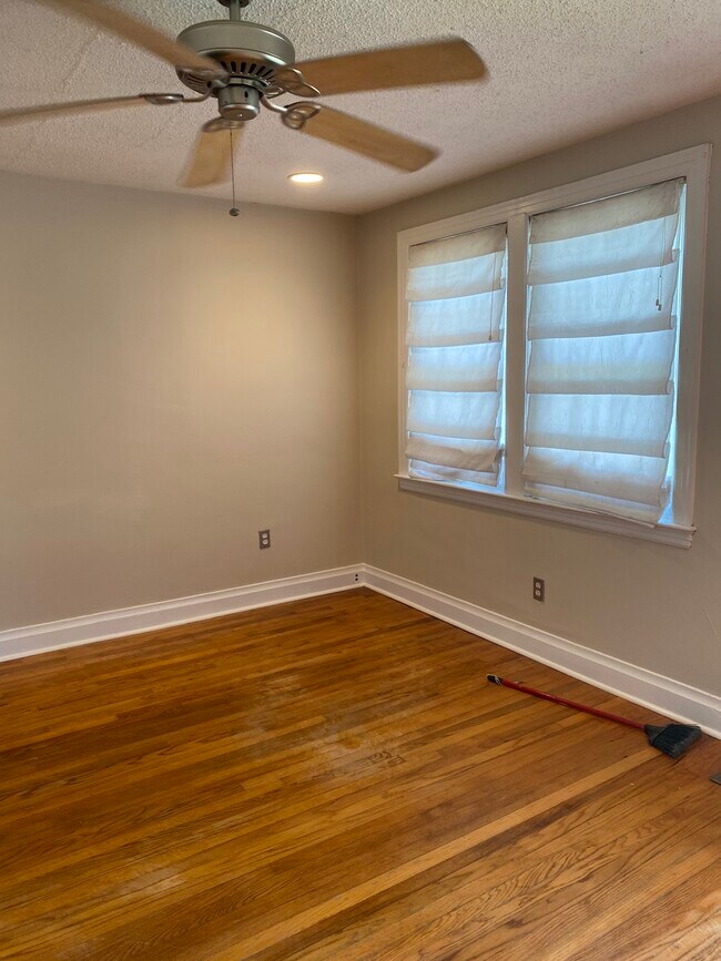 Building Photo - 704 Country Club Rd