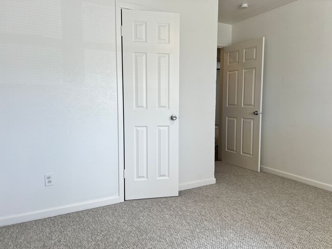 Building Photo - Newly Remodeled 3 bed 2 bath