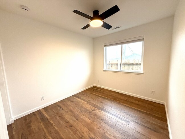 Building Photo - Brand new 3 bedroom 2 bath Sutherlin duplex