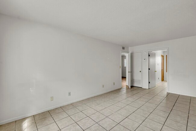 Building Photo - 419 10th St S