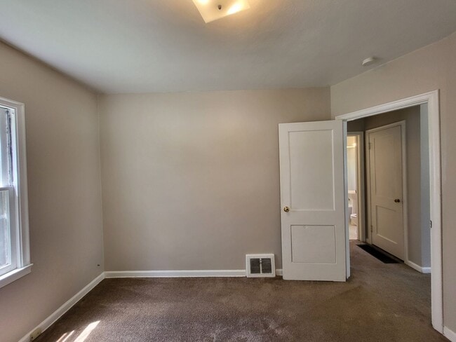 Building Photo - Don't miss this fully fenced back yard, de...