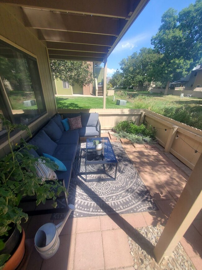 Building Photo - Updated and Spacious 1 Bedroom with Attached Garage!
