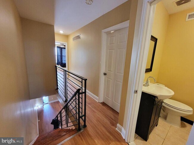 Building Photo - 923 E Schiller St