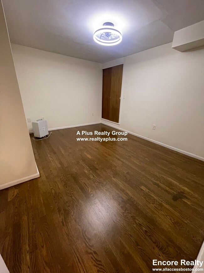 Building Photo - 842 South St