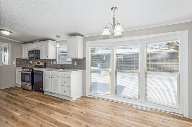 Building Photo - Adorable 3 Bedroom/2 Bath with lots of space! Available on 2/23/26!