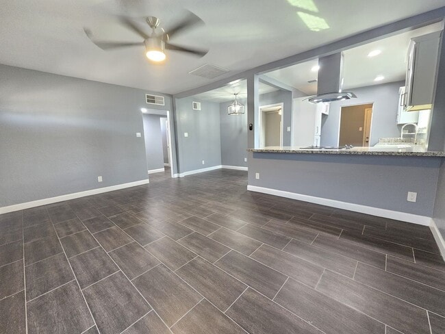 Building Photo - Charming Home 3 bedrooms 1 bath Large Yard.