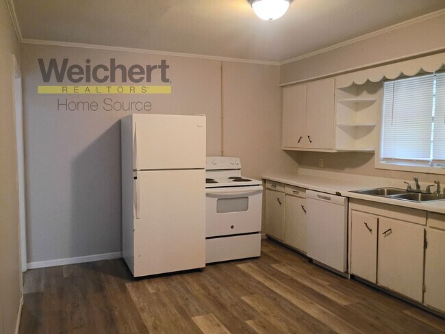 Building Photo - 3BR Home w/ Garage & Fenced Yard