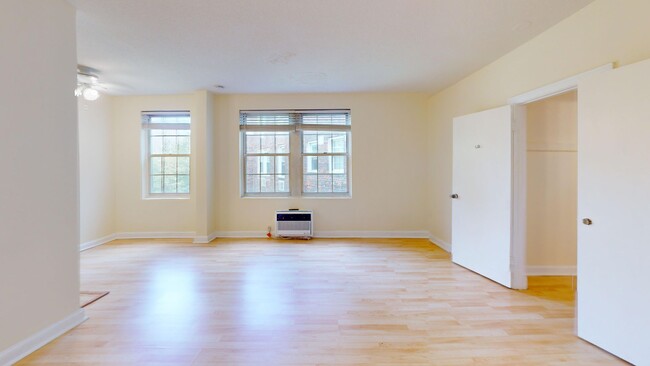 Building Photo - Lovely Studio Apartment In Historic Buildi...
