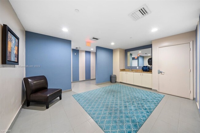 Building Photo - 1 br, 1 bath Condo - 6365 Collins Ave Lowe...