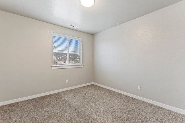 Building Photo - Upgraded 4 Bed 2.5 Bath Home