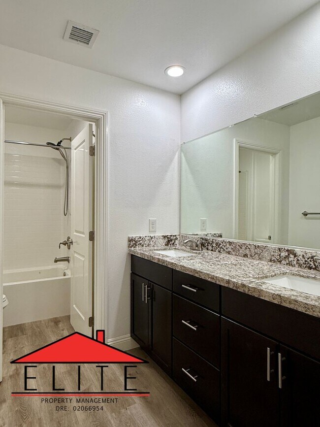 Building Photo - AVAILABLE NOW!!