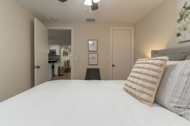 Building Photo - BEAUTIFUL UNIT JUST 5 MINUTE WALK TO DOWNTOWN