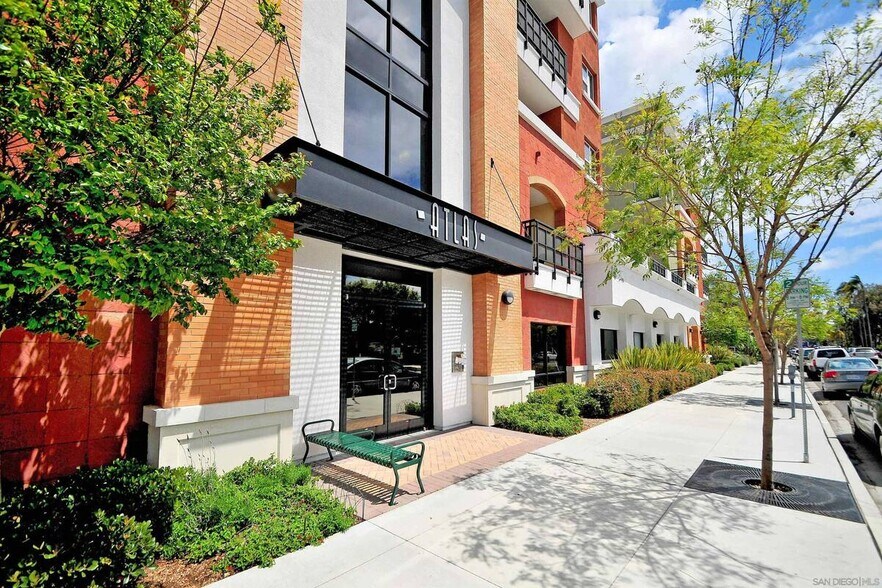 Secure, welcoming entry steps from restaurants, shops & cafés. - 3687 4th Ave