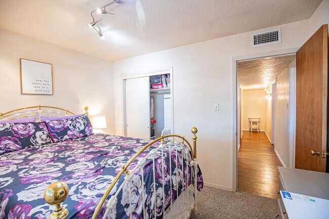 Building Photo - 4 Bedroom 2 Bathroom