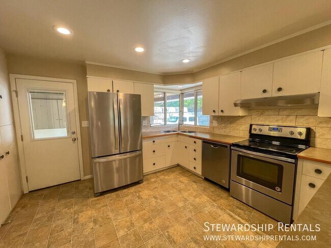 Building Photo - 1800 Sylvan St