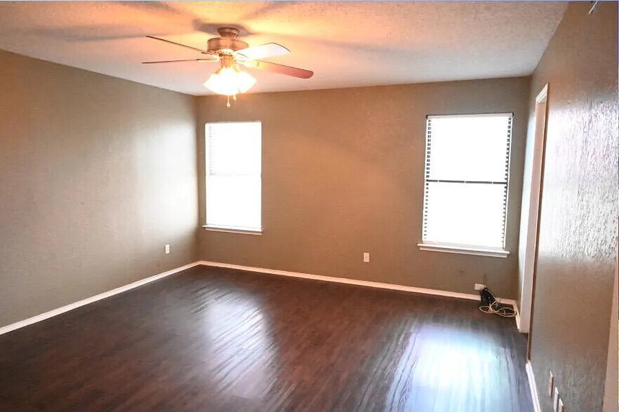 Building Photo - 2711 Harvest Lake Dr