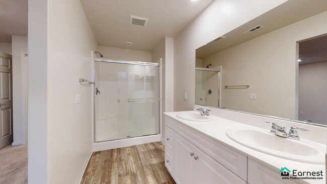 Building Photo - 3 + 2.5 Spacious & Stylish Home in Van Nuy...