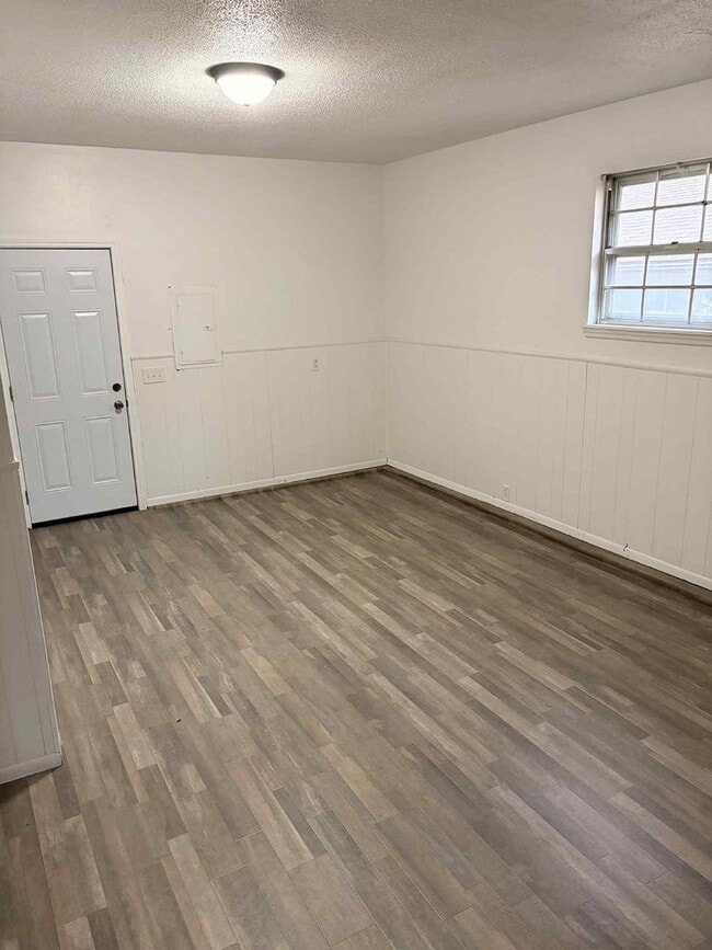 Building Photo - CHARMING 3 BEDROOM / 1 BATHROOM HOUSE IN J...