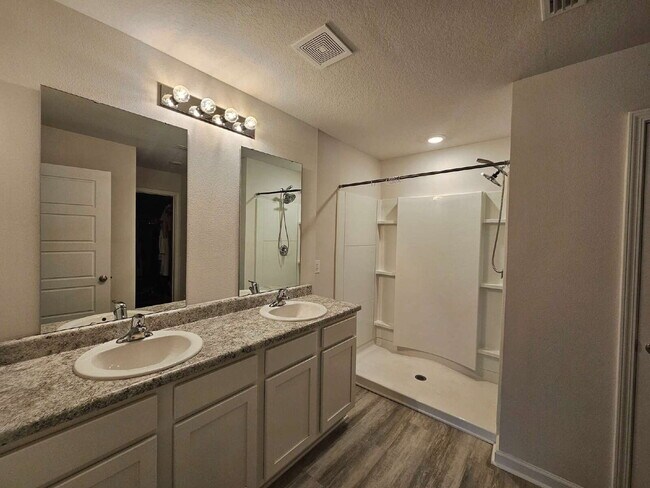 Building Photo - "Experience Comfort and Style in this 4-Bed Oasis with Granite Elegance"