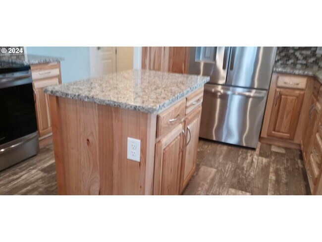 Building Photo - 348 N Falcon St