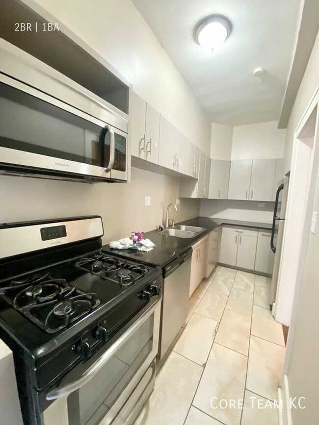 Building Photo - 710 W 48th St