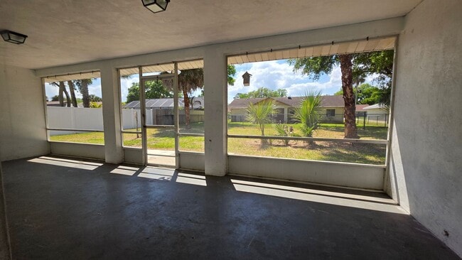 Building Photo - 3 Bedroom 2 Bath Home with a 2 car garage in Fairway Estates