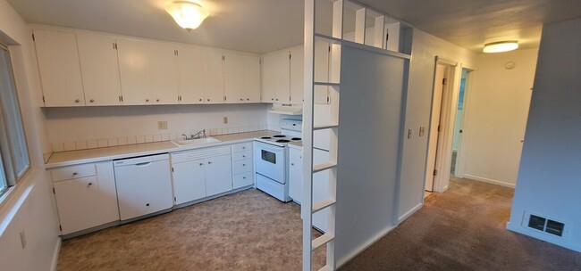 Building Photo - Lynhaven Apartments