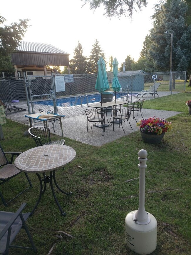 Building Photo - Private Manufactured Home!