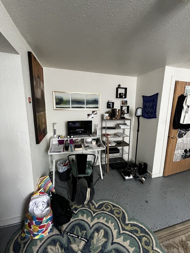 Building Photo - Nice 4 Bed 1 Bath close to UWEC and Water St! Available June 1st