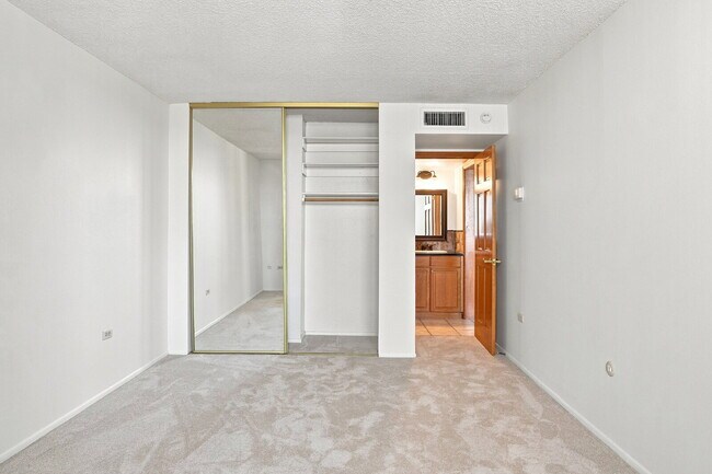 Building Photo - $1,395.95 - 1 Bed, 1 Bath Condo in Downtown Denver with Central AC, and Building amenities.