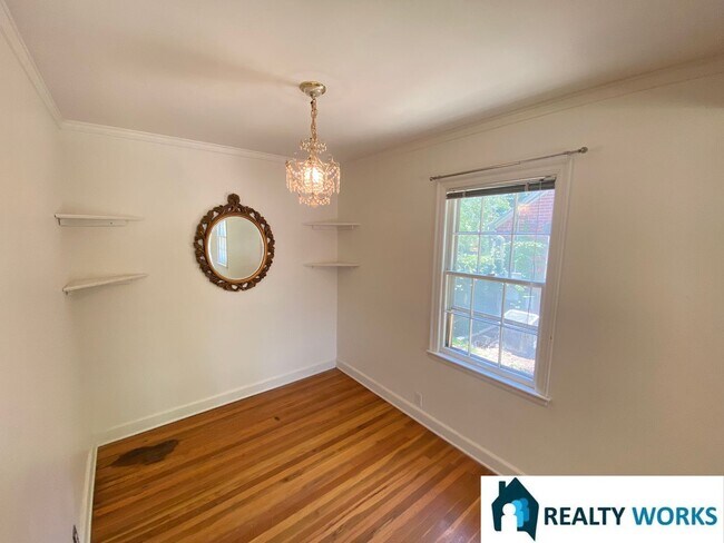 Building Photo - Charming 2 (+1) Bed Home!